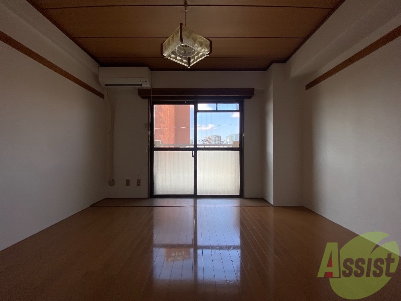 居室・リビング　リビングはこんな感じです。窓が大きくて良く陽が入ってきます。