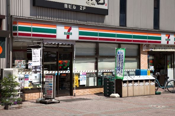 コンビニ　セブンイレブン　南大沢駅前（コンビニ）まで767m