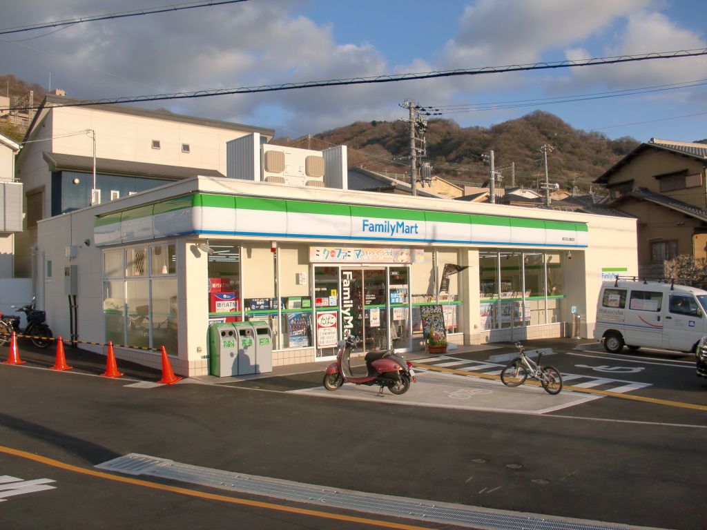 【北井駅前住宅のコンビニ】