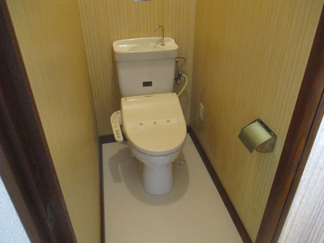 トイレ　嬉しい温水洗浄暖房便座付き♪