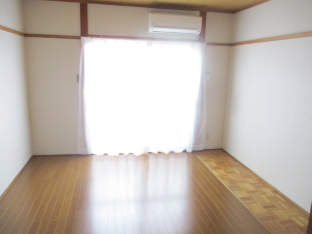 居室・リビング　広々8帖！南向きで明るい居室。