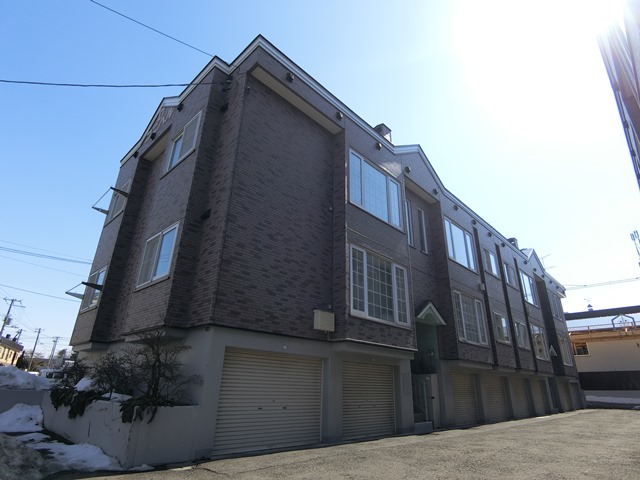 札幌市厚別区厚別東三条のアパートの建物外観