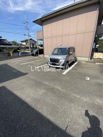 【アムール上峰の駐車場】