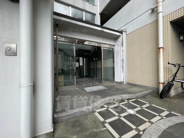 【京都市伏見区東浜南町のマンションのエントランス】