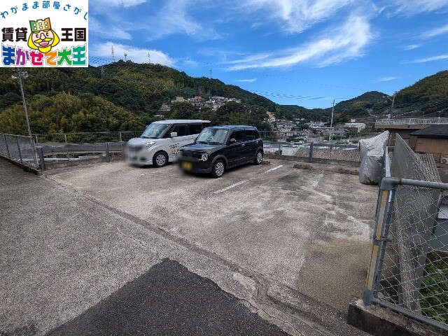 【長崎市川平町のアパートの駐車場】