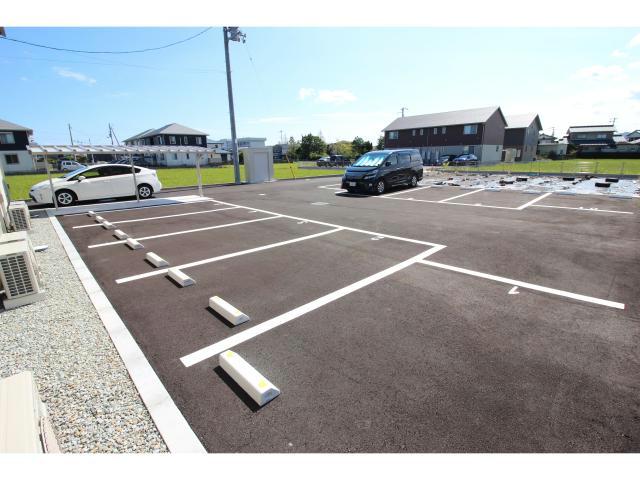 【阿南市那賀川町赤池のアパートの駐車場】