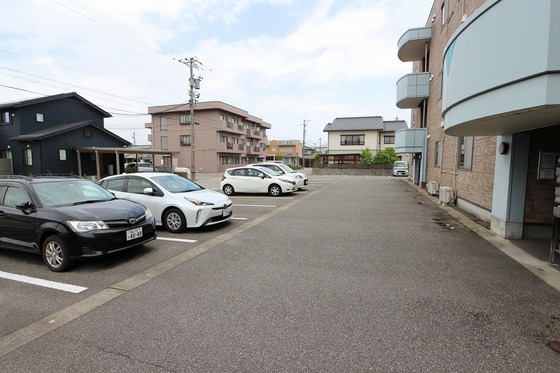 【アネックスの駐車場】