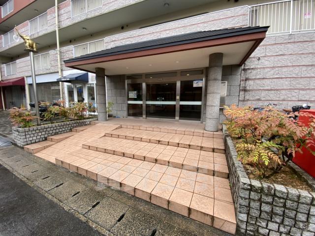 【京都市伏見区向島津田町のマンションのエントランス】