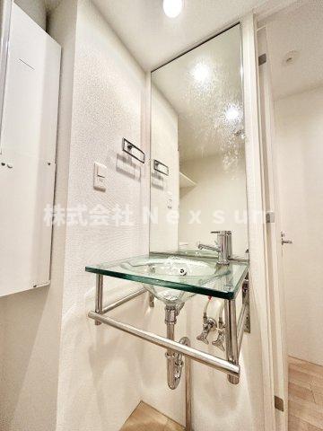 洗面設備　独立洗面化粧台が付いています