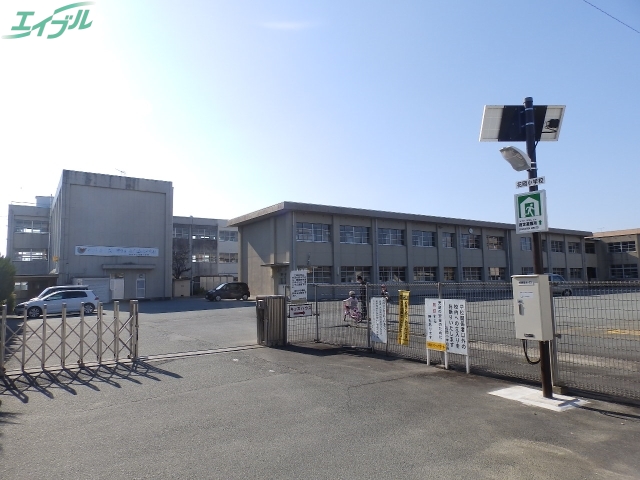 小学校　松阪市立花岡小学校（小学校）まで800m