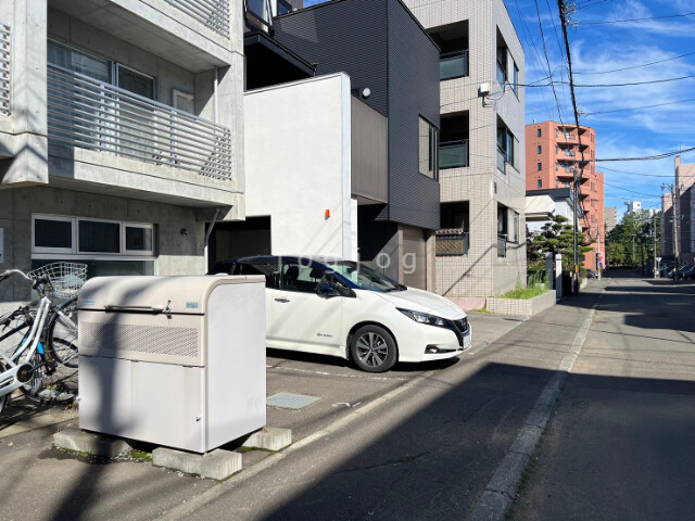 【札幌市中央区宮の森三条のマンションの駐車場】