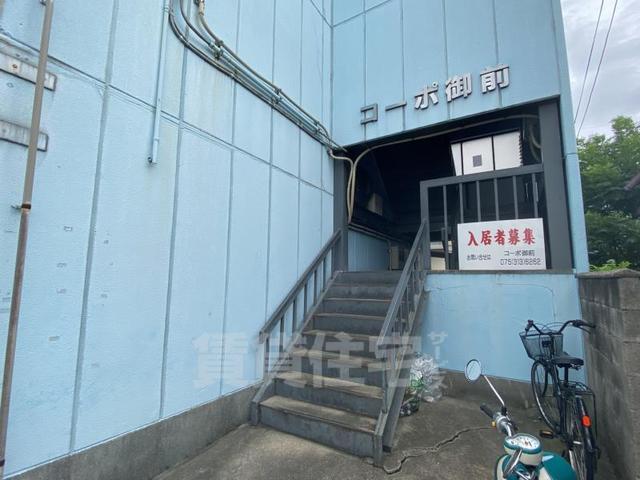 【京都市下京区西七条赤社町のマンションのエントランス】