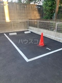 【パルティール高畑アネックスの駐車場】