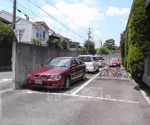 【京都市左京区北白川東小倉町のアパートの駐車場】