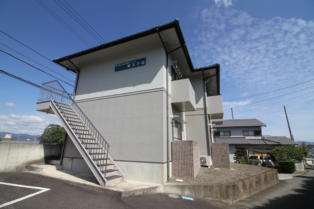 東王子荘の建物外観