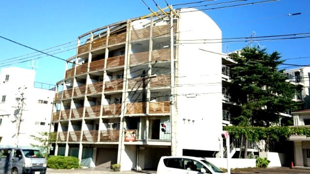 【神戸市須磨区須磨浦通のマンションのエントランス】