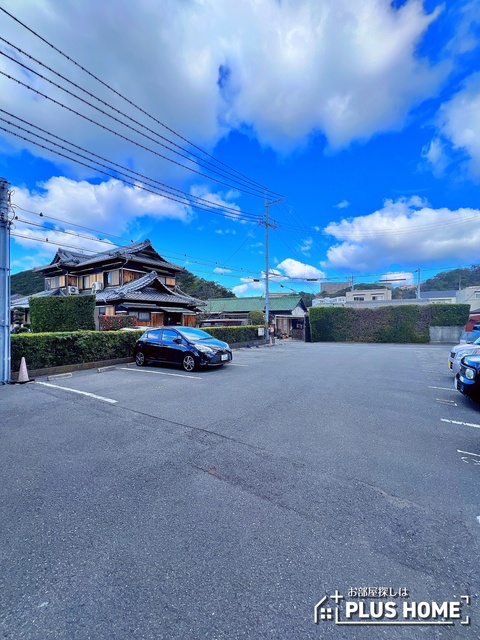 【和歌山市本脇のマンションの駐車場】