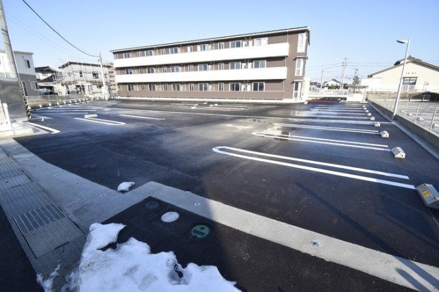 【富山市堀川町のアパートの駐車場】