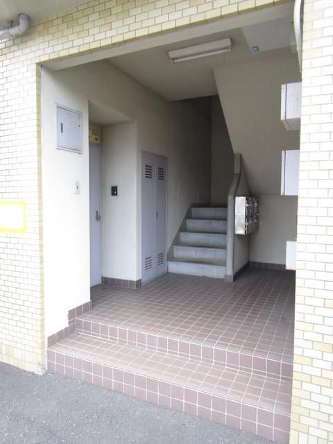 【厚木市岡田のマンションのエントランス】