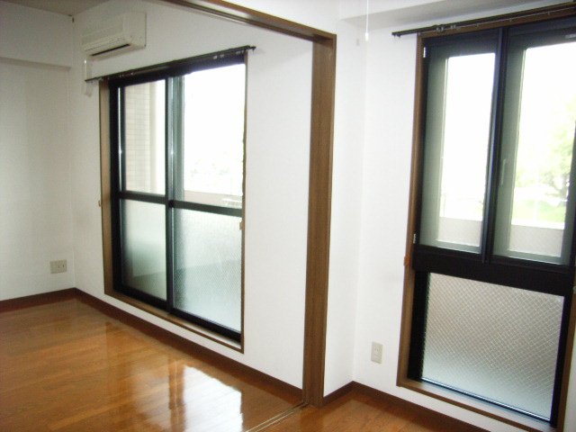 バルコニー　同物件、別号室のものです。