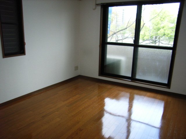 居室・リビング　同物件、別号室のものです。