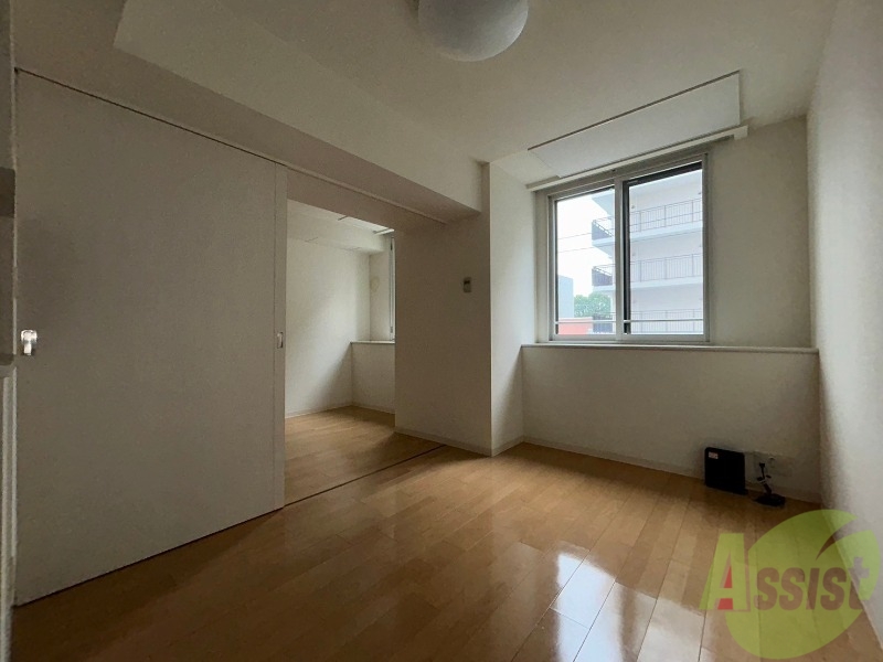 居室・リビング　木目のフローリングは落ち着きのある印象のお部屋になりますね。