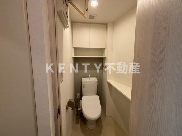 トイレ　落ち着いた色調のトイレです