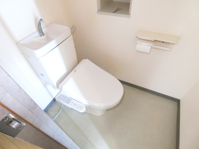 トイレ　温水洗浄便座がついております。
