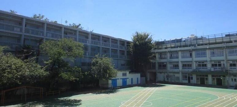 小学校　渋谷区立神宮前小学校（小学校）まで697m