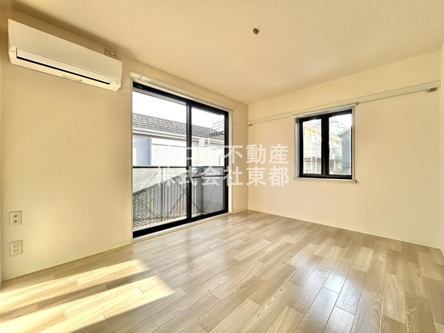 居室・リビング　２面採光なので、明るく風通しのよい過ごしやすいお部屋です♪