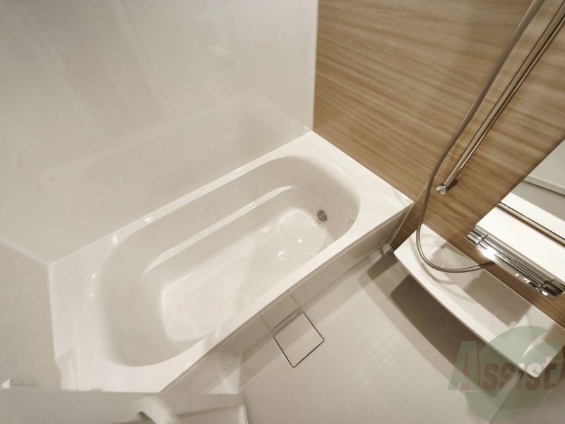 バス・シャワールーム　お風呂です。広々したバスでゆっくりくつろげます。