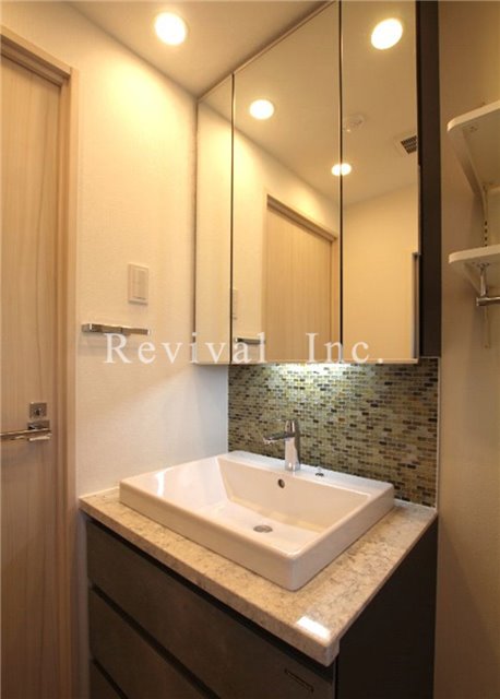 洗面設備　毎日の身だしなみチェックに必須ですね