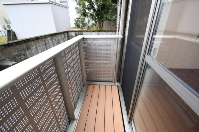 バルコニー　暖かな日差しのふりそそぐバルコニー