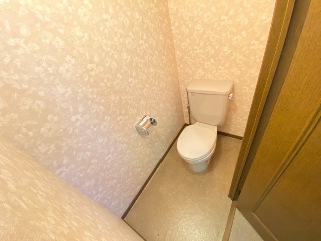 トイレ　落ち着いた色調のトイレです