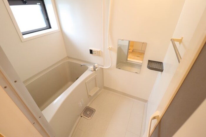 バス・シャワールーム　追い焚き給湯式浴室（小窓付）