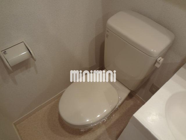 トイレ　洗面台の横にトイレがあります