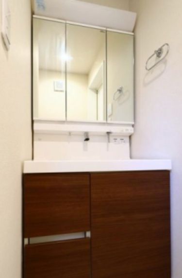 洗面設備　独立洗面台あり、毎朝おしゃれに忙しい女性の方におすすめです