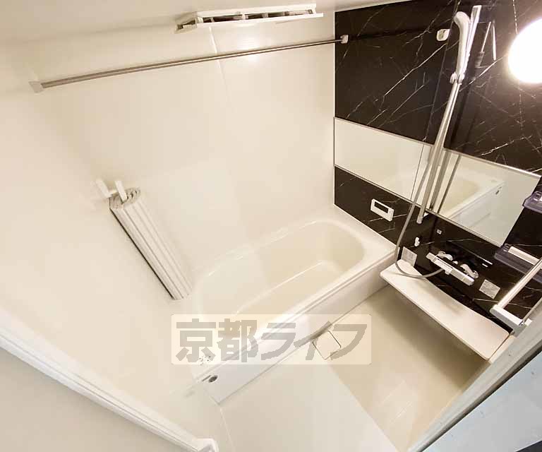 バス・シャワールーム　鏡のある便利なお風呂