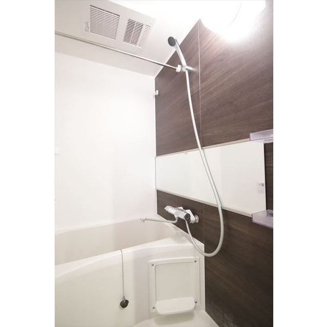 バス・シャワールーム　明るい室内です