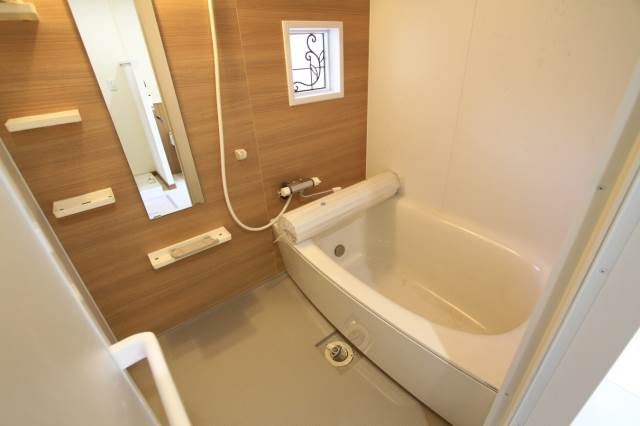 バス・シャワールーム　階数により壁紙のデザインが異なります