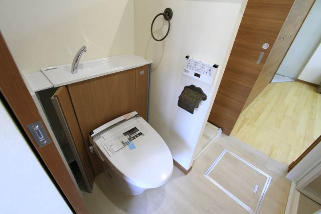 トイレ　階数により壁紙のデザインが異なります