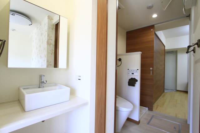 洗面設備　階数により壁紙のデザインが異なります