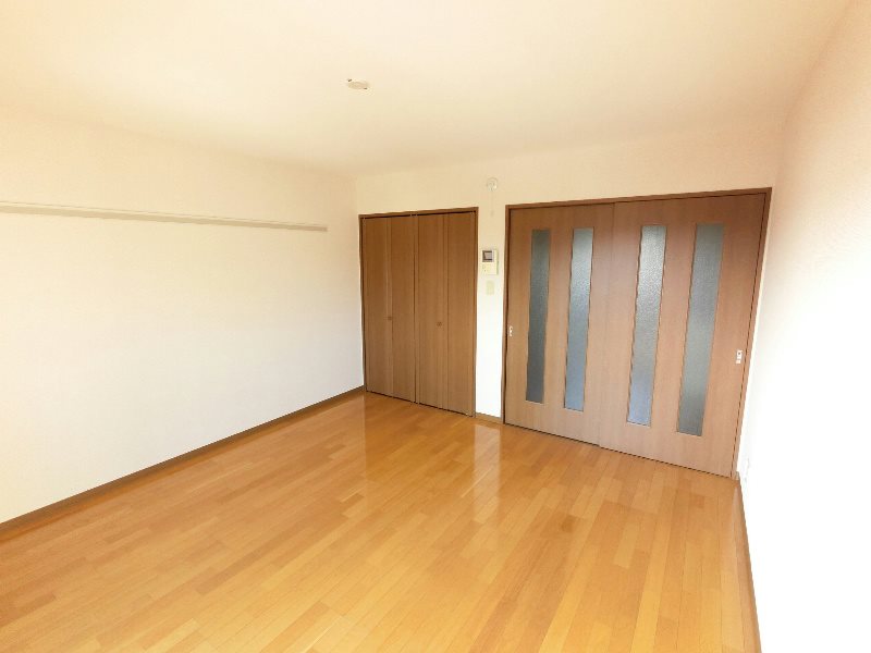 居室・リビング　きれいなフローリングのお部屋です。