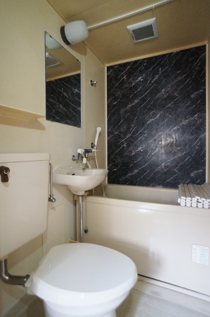 バス・シャワールーム　お掃除がしやすい洗面台付き３点ユニットです☆