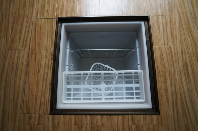 その他　非常食や食料を備蓄できる、便利な床下収納付です☆