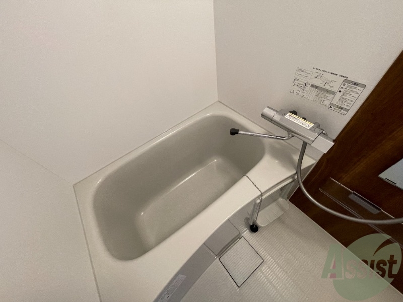 バス・シャワールーム　浴槽付きのお風呂です。ここで一日の疲れを癒しましょう。