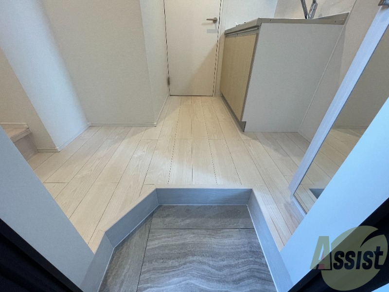 玄関　仕事から帰って迎えてくれるのはスタイリッシュな玄関です。