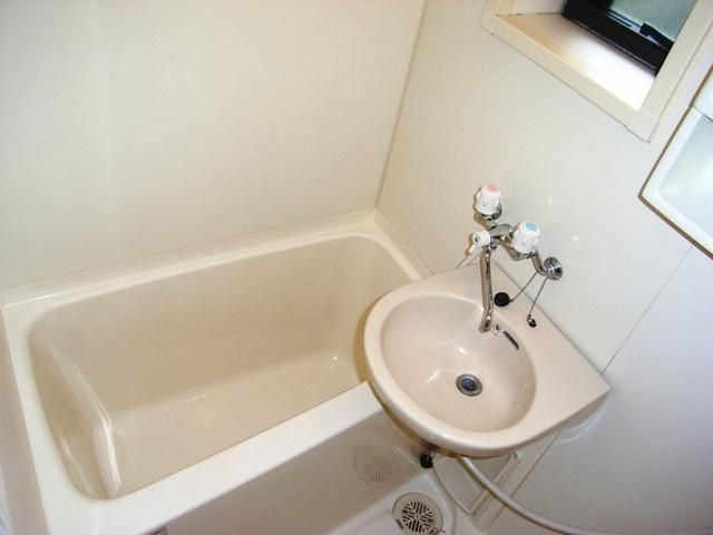 バス・シャワールーム　★人気のバストイレ別の間取り★