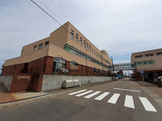 小学校　裏館小学校（小学校）まで700m
