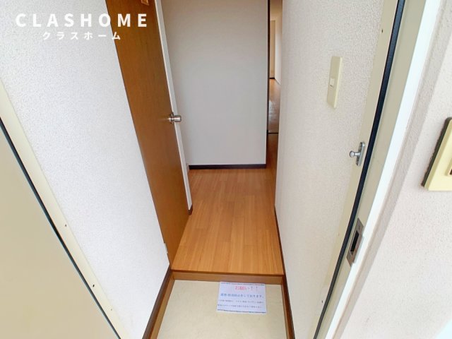玄関　同物件の別部屋になります。